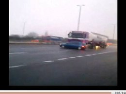 Le routier qui poussait en toute insouciance une Renault Clio avec son camion gardera son permis
