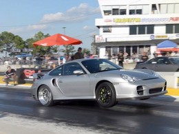 Une Porsche de 900 ch, une accélération, une chaleur