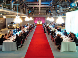 Rolls-Royce invite ses clients à venir dîner sur la chaîne de production