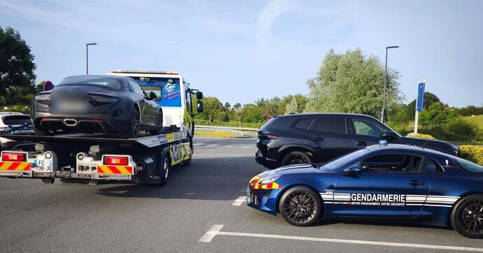 Au Mans, l’Alpine des gendarmes intercepte une… Alpine qui repartait des 24 Heures à haute vitesse