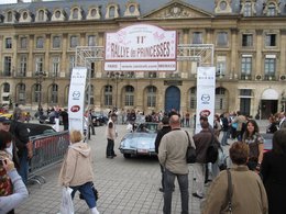 Reportage sur le Rallye des Princesses 2010 Place Vendôme : le Tesla Roadster électrique côtoie les Anciennes