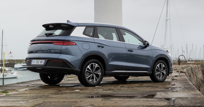 Un gros SUV hybride rechargeable à seulement 300€ par mois ? Le constructeur BYD y arrive presque