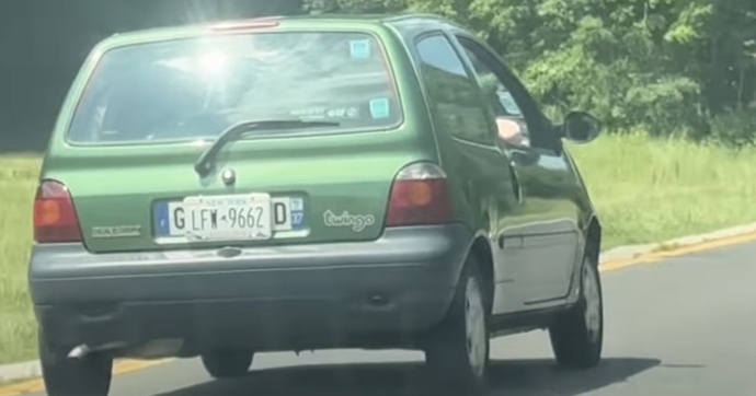 Des touristes français hallucinent en se faisant doubler par une vieille Twingo aux Etats-Unis !