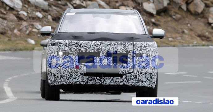 C’est dans les Alpes que la prochaine génération du crossover Hyundai Kona participe à des essais de validation en vue d’un lancement en 2027.