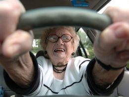 La question pas si bête: Faut-il interdire aux seniors de conduire?