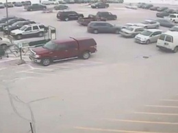 USA : un automobiliste âgé percute une dizaine de véhicules en sortant d'un parking