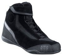Look urbain pour les baskets Bering Snake…