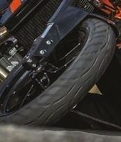 KTM 690 Duke 2016: des Metzeler M7 RR en première monte