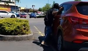 Drogué, il tente de manger un Hyundai Santa Fe