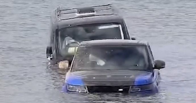 Il coule son Range Rover en tentant de sauver un utilitaire bloqué dans le sable