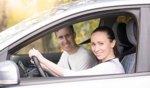 Le passager en voiture, à la fois élément de sécurité et de danger