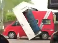 Il part avec le rouleau de lavage sur le toit