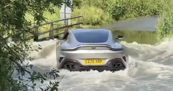 Comment détruire son Aston Martin Vantage en un instant sans même la crasher