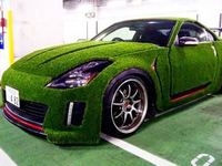 Il couvre sa Nissan 350Z de fausse pelouse