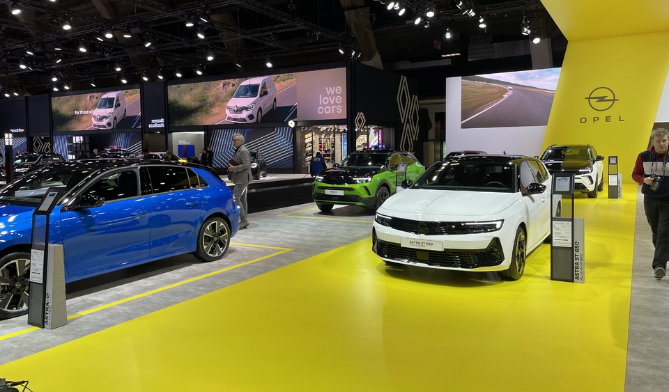 En direct du Salon de Bruxelles 2023 - le stand Opel