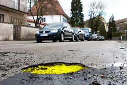 Technique : du jaune fluo pour éviter les nids de poule sur la route
