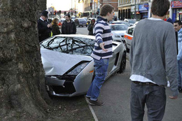 Green washing ? Une Lamborghini Gallardo embrasse un arbre à Londres