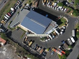 Volvo Trucks à La Réunion : des panneaux photovoltaïques sur le toit du garage d'un agent commercial