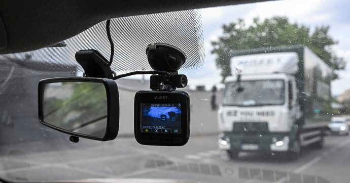 À partir de ce 7 juillet, votre voiture vous regarde dans le blanc des yeux et clignote en cas de gros freinage