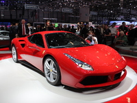 Ferrari 488 GTB : les bienfaits du turbo - Vidéo en direct du salon de Genève 2015