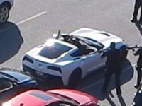 Il tente de s'approprier la Corvette de quelqu'un d'autre