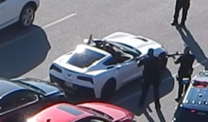 Il tente de s'approprier la Corvette de quelqu'un d'autre