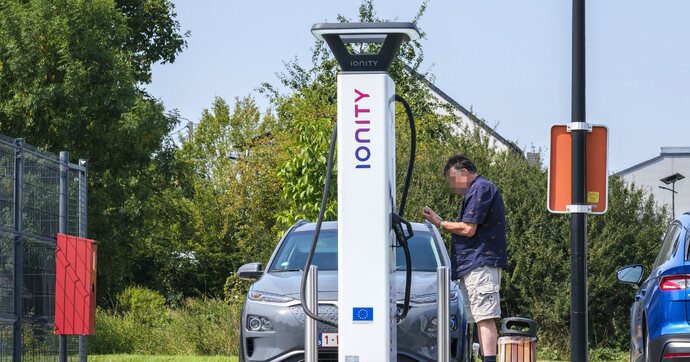 Voiture électrique : Gagnez de l'argent en libérant les bornes de recharge rapidement