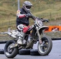 Supermoto à Andorre, le brouillard n'empêche pas les Chareyre de gagner