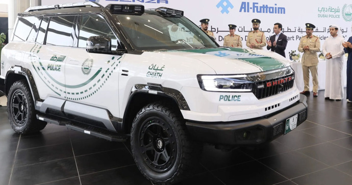 Même la police de Dubaï succombe à BYD : voici son nouveau SUV de 738 ch