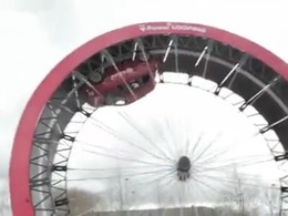 Le cascadeur Steve Truglia réalise un looping en Fiat 500