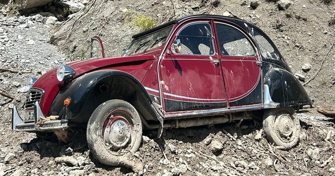 Une jolie Citroën 2CV Charleston, seule victime des coulées de boues dans les Alpes de Haute-Provence