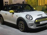 Mini Cooper SE : sportive survoltée - Vidéo en direct du salon de Francfort 2019