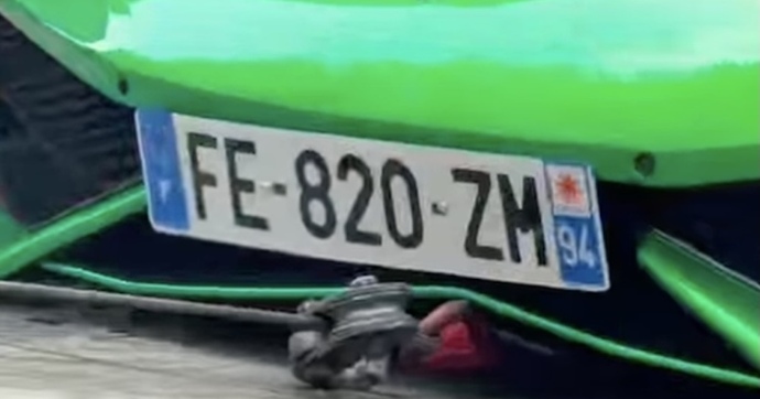 Mais que fait la police de Paris à cette pauvre Lamborghini ?