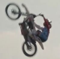 Vidéo : Marc Marquez fait des backflips à l'entrainement !