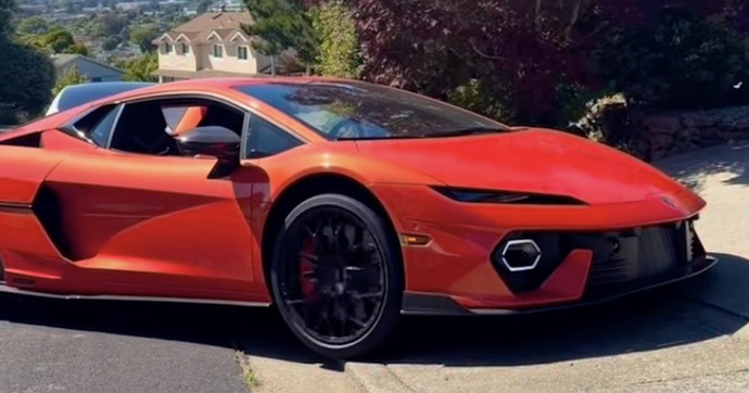Pourquoi cette Lamborghini n’arrive pas à franchir un tout petit trottoir