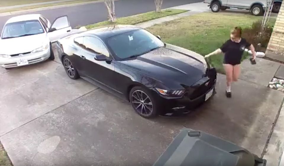 Elle raye la Ford Mustang d'un inconnu