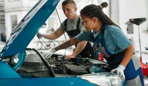 Vente, mécanique, auto-école : quelle est la place des femmes dans les métiers de services de l'automobile ?