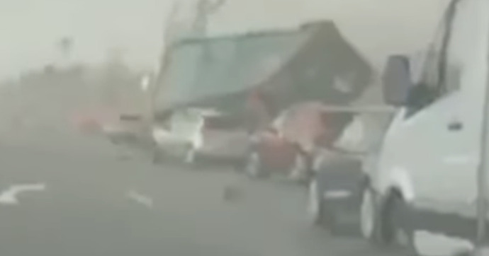 Sur l’autoroute près de Saint-Etienne, la tornade a renversé les camions