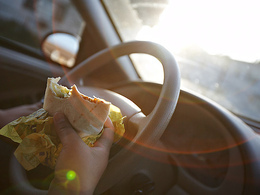 Manger en voiture : la recette parfaite pour une intoxication alimentaire