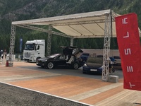 Le stand Tesla - Vidéo en direct du Salon de Val d'Isère