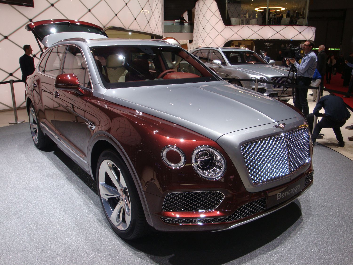 Bentley Bentayga hybrid : luxe respectueux - En direct du Salon de Genve  2018