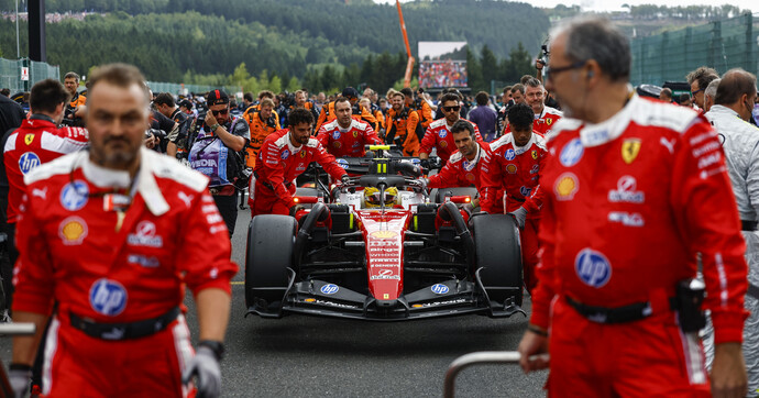 Lewis Hamilton renverse un mécanicien : la FIA sanctionne Ferrari !