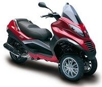 Le Piaggio MP3 ne fait pas qu'évoluer la moto