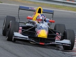 FR 2.0 : Première victoire pour Kvyat