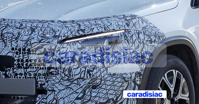 Avant sa présentation, le nouveau Mercedes GLA EQ électrique poursuit ses essais sur route avec moins de camouflage.