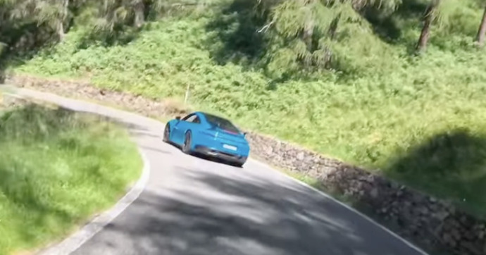 Un cycliste à fond percute une Porsche en oubliant les lois de la physique et fait son mea-culpa