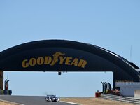 Il vient au Mans pour suivre Le Mans Classic, puis laisse un avis sur Booking en se plaignant du bruit à l’hôtel