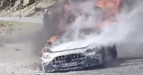 Personne n’a réussi à éteindre ce prototype de Mercedes SL dévoré par les flammes