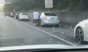 La perte d'un convoyeur de fonds sur l'autoroute cause le chaos