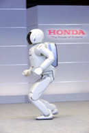 Asimo, le petit robot Honda, vient de trouver un job